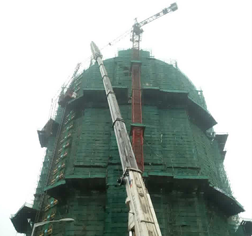 奎文吊车在工地上作业